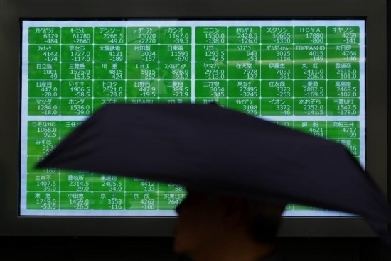 8月2日，在日本東京，行人經(jīng)過一處股指信息電子顯示屏。新華社記者張笑宇攝