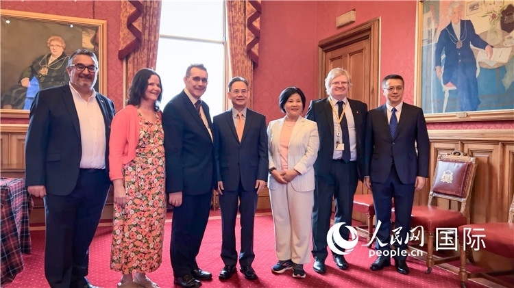 圖為阿伯丁市政廳會見現(xiàn)場。人民網(wǎng) 郭錦標攝