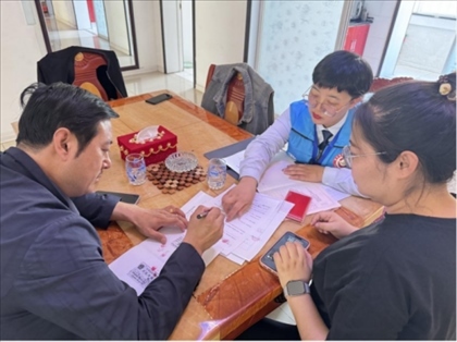 棋蒙政務企業(yè)服務中心幫辦代辦員為高老先生上門辦理業(yè)務。鄂托克旗政務服務與數(shù)據(jù)管理局供圖