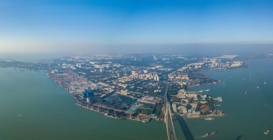 海南自貿(mào)港重點(diǎn)園區(qū)——洋浦經(jīng)濟(jì)開發(fā)區(qū)（2023年12月31日攝，無(wú)人機(jī)全景照片）。新華社記者 蒲曉旭 攝