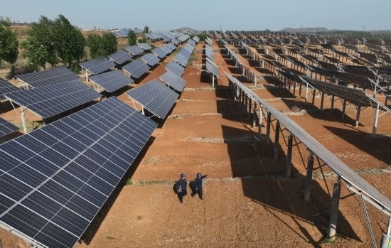 2024年4月16日，工人在河北省石家莊市靈壽縣譚莊鄉(xiāng)程家莊村的“農(nóng)光互補(bǔ)”光伏發(fā)電場(chǎng)巡查（無(wú)人機(jī)照片）。新華社記者 楊世堯 攝