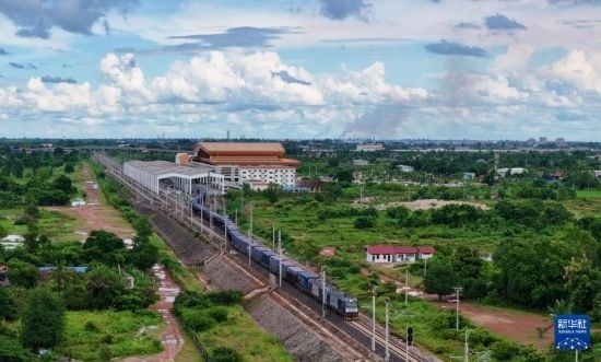 8月5日，由老撾籍火車司機(jī)獨(dú)立駕駛的滿載貨物的列車駛出萬(wàn)象站，向中國(guó)昆明進(jìn)發(fā)（無(wú)人機(jī)照片）。新華社發(fā)（楊永全 攝）