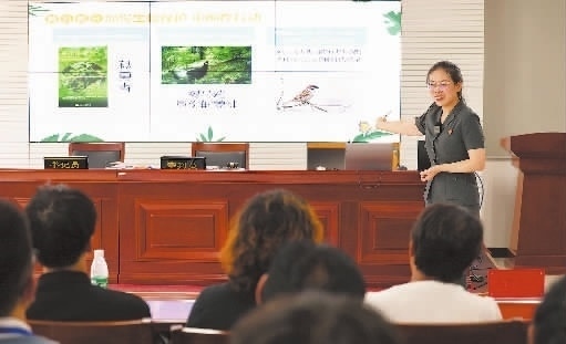 圖②：法官給旁聽群眾講解破壞生態(tài)環(huán)境的危害和法律后果。