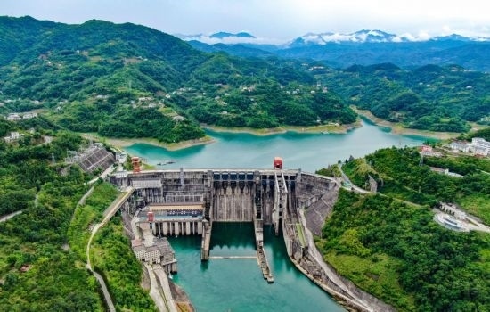 這是陜西安康水電站大壩（2024年6月21日攝，無(wú)人機(jī)照片）。新華社記者 蔡湘鑫 攝