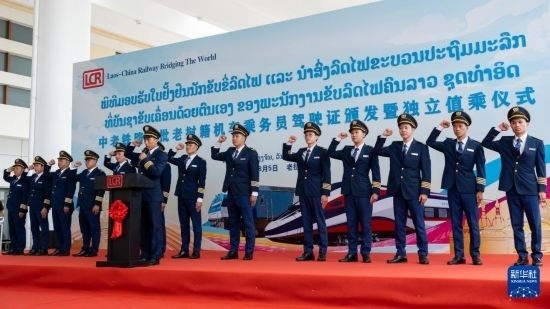 8月5日，在中老鐵路萬(wàn)象站，中老鐵路首批14名老撾籍火車司機(jī)進(jìn)行宣誓。新華社發(fā)（凱喬 攝）