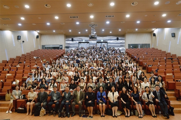 8月5日，第十一屆在韓國際中文教育志愿者崗中培訓(xùn)舉行開班儀式。圖為活動現(xiàn)場合影。 教育部中外語言交流合作中心供圖