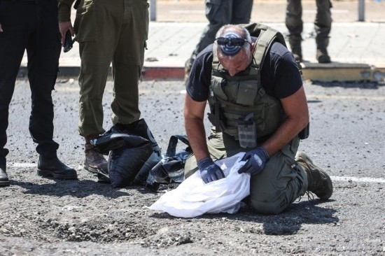 8月6日，在以色列納哈里亞，警方在無人機(jī)襲擊現(xiàn)場開展工作。以色列國防軍6日發(fā)表聲明說，多架無人機(jī)當(dāng)天從黎巴嫩射向以色列，造成以色列邊境城市納哈里亞數(shù)名平民受傷。新華社/基尼圖片社