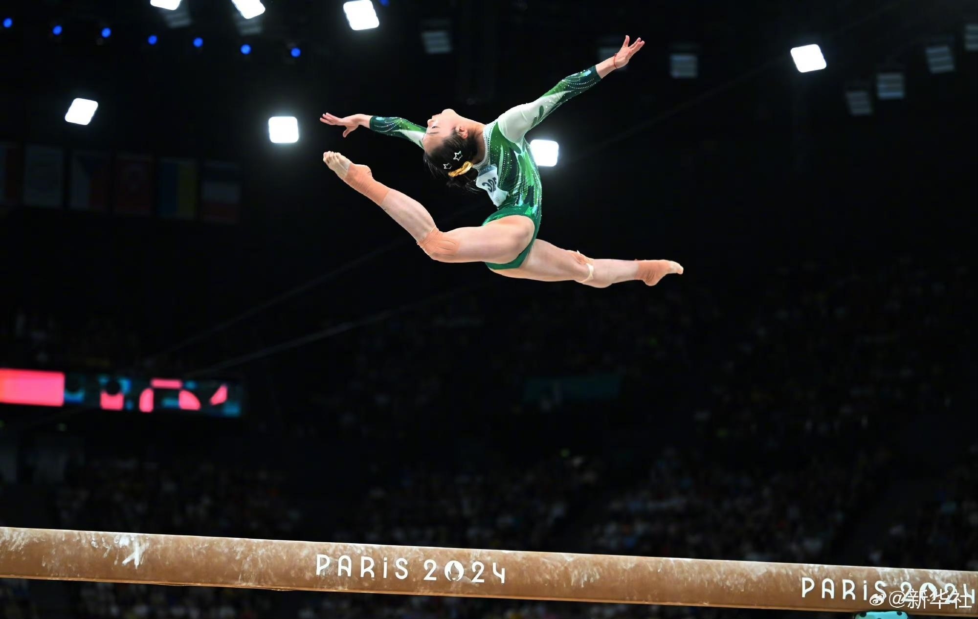 巴黎奧運(yùn)會體操女子平衡木比賽中，中國選手周雅琴的靚麗身姿