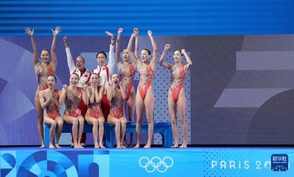 北京時(shí)間8月8日凌晨，巴黎奧運(yùn)會(huì)花樣游泳集體項(xiàng)目的最后一項(xiàng)比賽集體技巧自選在巴黎奧林匹克水上運(yùn)動(dòng)中心舉行。中國隊(duì)奪得花樣游泳集體項(xiàng)目金牌。圖為中國隊(duì)在比賽后慶祝奪冠。新華社記者 薛宇舸 攝