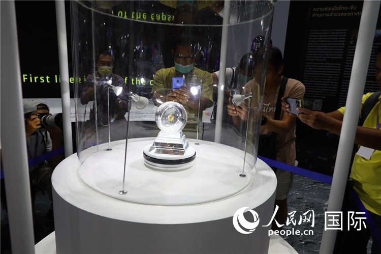 “嫦娥五號”探測器從月球帶回的月球樣品在泰國展出。人民網(wǎng)記者簡承淵攝