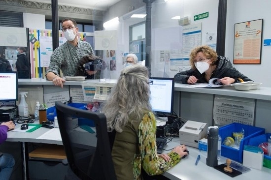 1月15日，人們在西班牙馬德里一家診所內(nèi)就診。新華社發(fā)（古斯塔沃·巴連特攝）