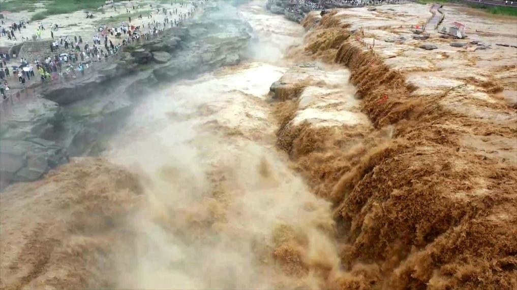 黃河壺口瀑布水量大增，出現(xiàn)壯美黃色瀑布群景觀。新華社發(fā) 呂桂明 攝