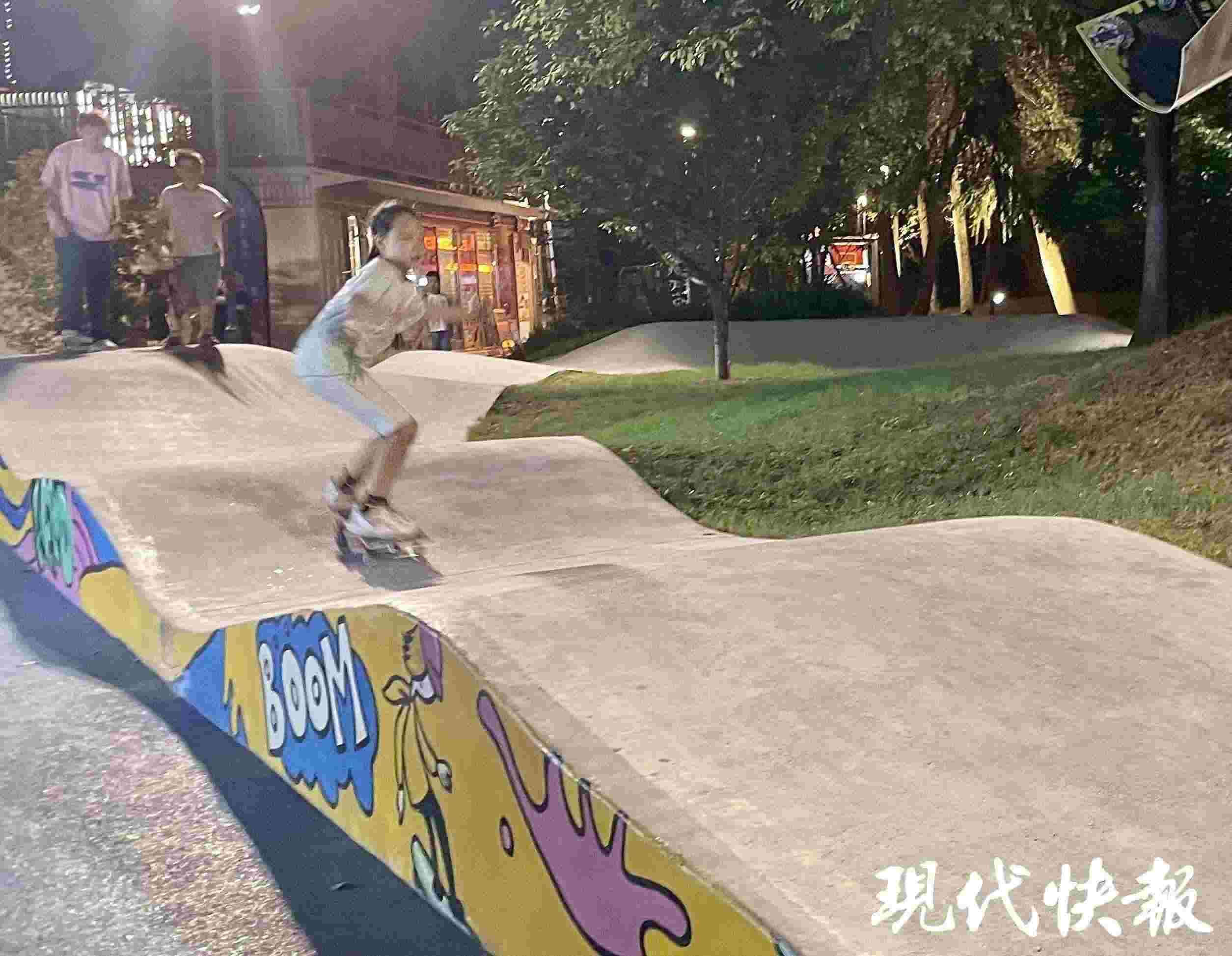 南京西城·夜未央的滑板場(chǎng)地上，一群青少年正在玩滑板