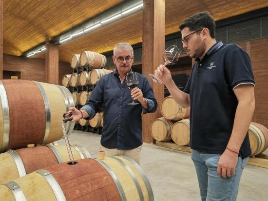  8月7日，尼古拉·格里馬（左）與同事在酒窖中。新華社記者 劉海 攝