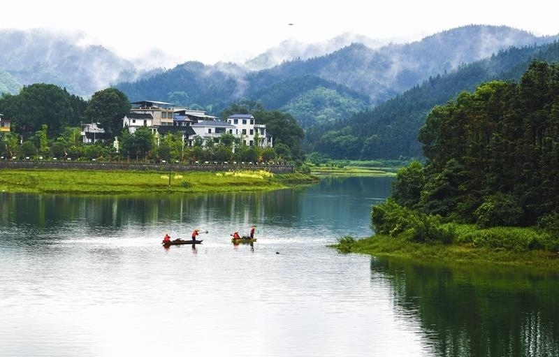 2024年6月5日，志愿者在湖南常寧市洋泉水庫清理水面漂浮物。