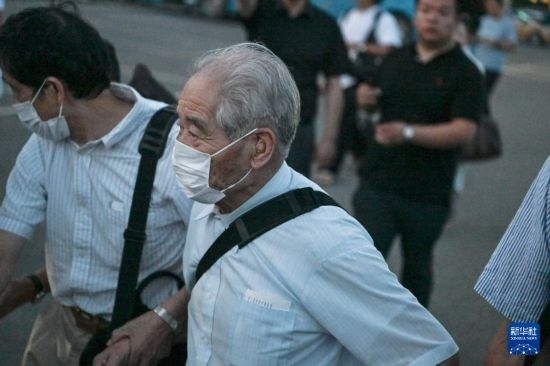 8月12日晚，侵華日軍第七三一部隊（簡稱“731部隊”）“少年隊”原隊員清水英男，乘機抵達哈爾濱。新華社記者 王松 攝