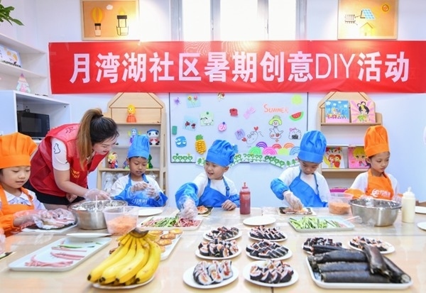 漯河市月灣湖社區(qū)青少年活動室里，志愿者教孩子們做手工。 齊國霞攝