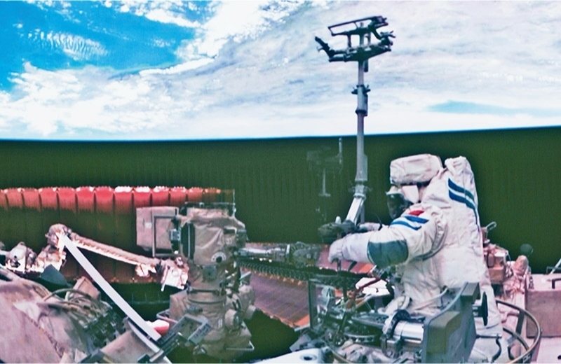 黨的十八大以來，我國科技事業(yè)取得歷史性成就、發(fā)生歷史性變革，科技自立自強成果持續(xù)涌現(xiàn)。圖為2024年7月3日在北京航天飛行控制中心拍攝的神舟十八號航天員李聰在空間站組合體艙外作業(yè)的畫面。 新華社記者 郭中正/攝