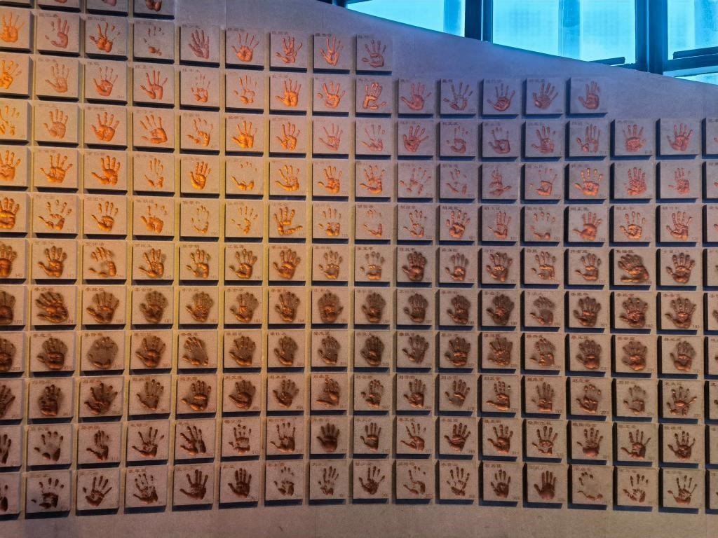 圖為侵華日軍南京大屠殺遇難同胞紀(jì)念館“三個必勝”展廳排列的648個鮮紅的手?。ň植浚?。新華社記者 邱冰清 攝