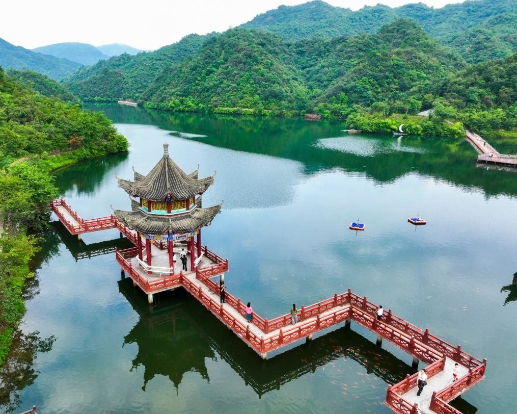 2024年8月11日，游客在湖南省雙牌縣陽(yáng)明山國(guó)家森林公園萬(wàn)和湖休閑游玩。新華社發(fā)（周秀魚春攝）