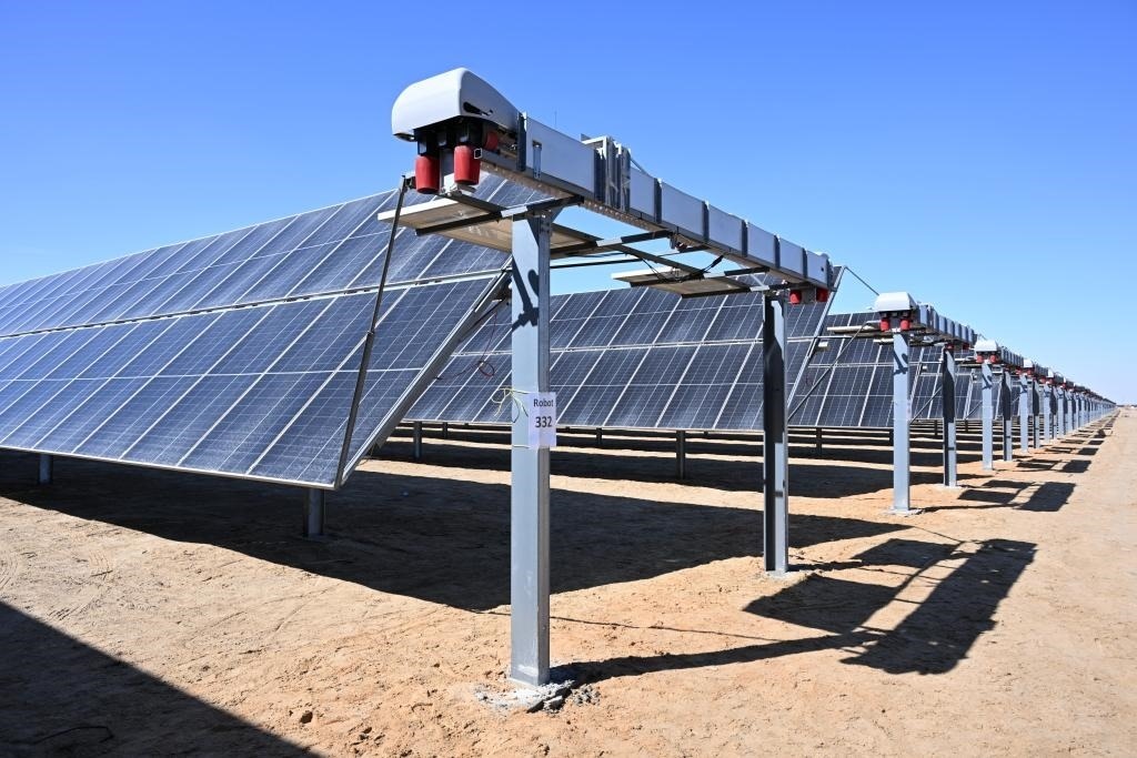 這是2023年3月18日在位于阿聯(lián)酋阿布扎比南部的艾爾達(dá)芙拉光伏電站拍攝的光伏板。新華社發(fā)（中國(guó)機(jī)械設(shè)備工程股份有限公司阿布扎比分公司供圖）