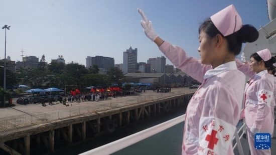 當(dāng)?shù)貢r間8月16日上午10時許，執(zhí)行“和諧使命-2024”任務(wù)的中國海軍“和平方舟”號醫(yī)院船圓滿結(jié)束對莫桑比克的訪問，駛離馬普托港，前往本次任務(wù)第五站南非。新華社發(fā)（曹春耀 攝）
