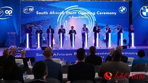 嘉賓點(diǎn)亮燈柱。人民網(wǎng) 張茜攝