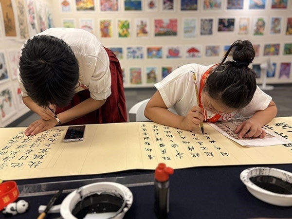參加本次展覽的青少年在現(xiàn)場(chǎng)進(jìn)行書法創(chuàng)作。主辦方供圖