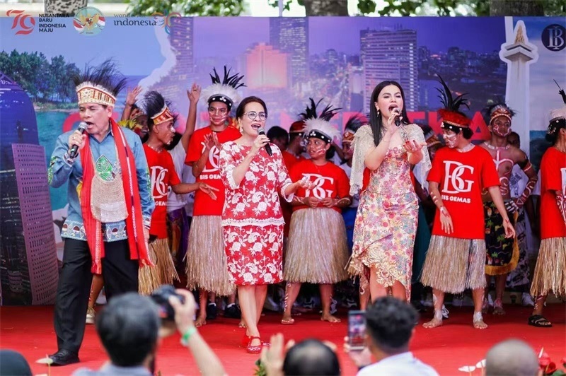 大使夫婦與演員一起共唱《明天會(huì)更好》。