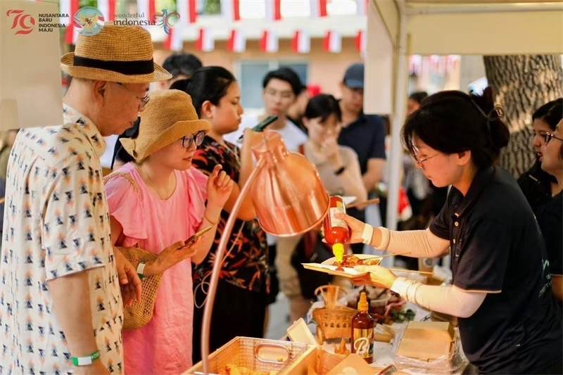 游客品嘗傳統(tǒng)印尼美食。