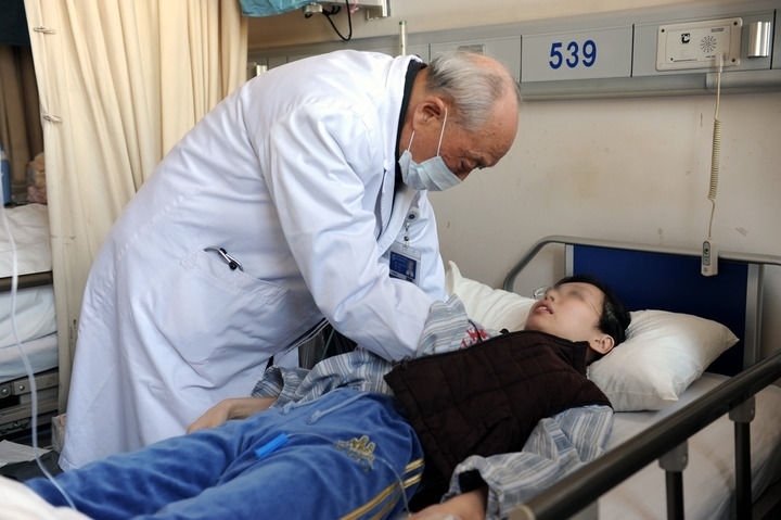 瑞金醫(yī)院終身教授王振義在上海瑞金醫(yī)院為病人看?。ㄙY料照片）。 新華社發(fā)