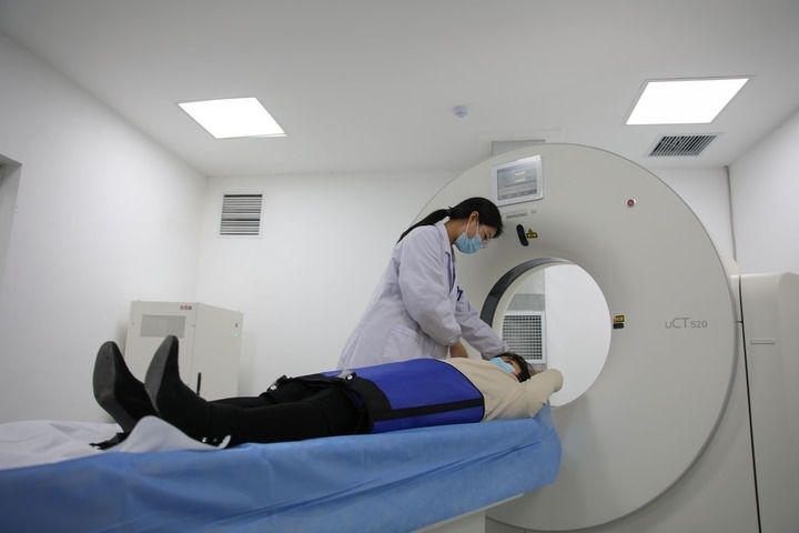 2023年3月2日，安徽省合肥市包河區(qū)煙墩街道社區(qū)衛(wèi)生服務中心的醫(yī)護人員為患者進行CT檢查。 新華社記者 曹力 攝