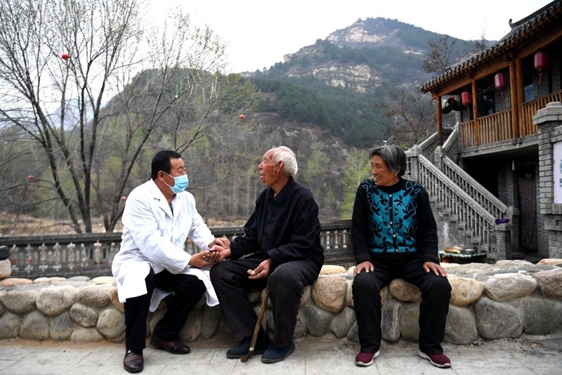 2020年4月15日，在河北阜平縣龍泉關(guān)鎮(zhèn)駱駝灣村，村醫(yī)霍建國為村民把脈。