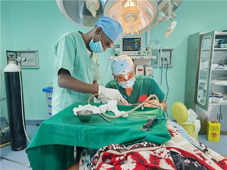 李廣醫(yī)生與當(dāng)?shù)蒯t(yī)生在做手術(shù)中。中國(guó)援桑醫(yī)療隊(duì)供圖