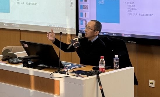 從去年秋天起，還在治療中的朱銳就堅(jiān)持給本科生開課。（受訪者供圖）