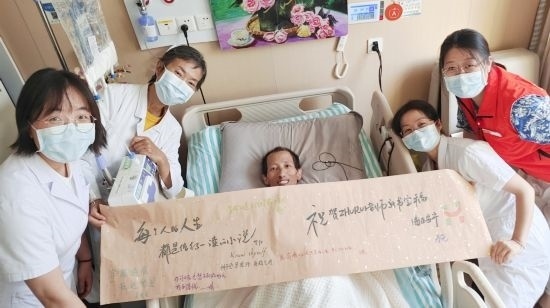 7月26日，海淀醫(yī)院安寧療護(hù)科醫(yī)護(hù)團(tuán)隊(duì)為朱銳送來一條寫滿祝福的橫幅。（受訪者供圖）