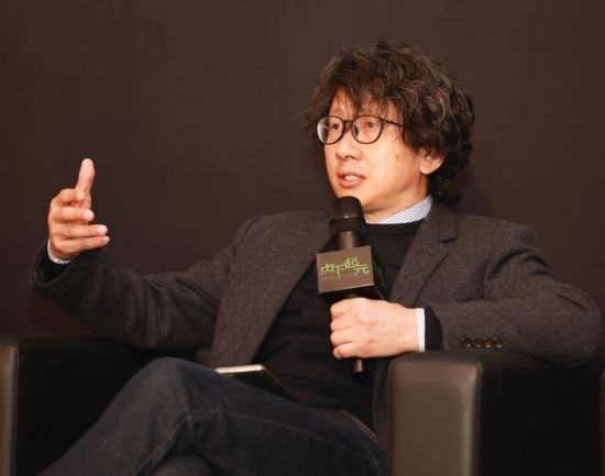 在學(xué)術(shù)論壇上發(fā)言的朱銳。（受訪者供圖）