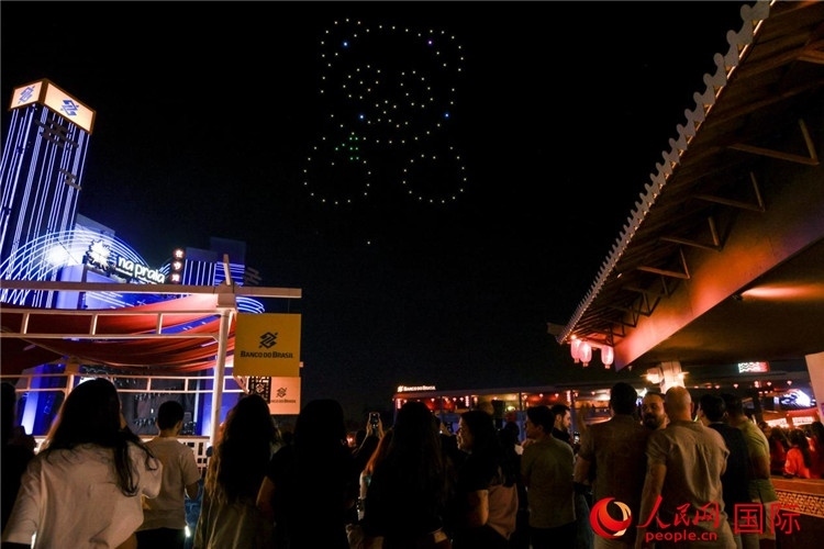 當(dāng)?shù)孛癖娪^看無人機(jī)表演。人民網(wǎng)記者 宋亦然攝