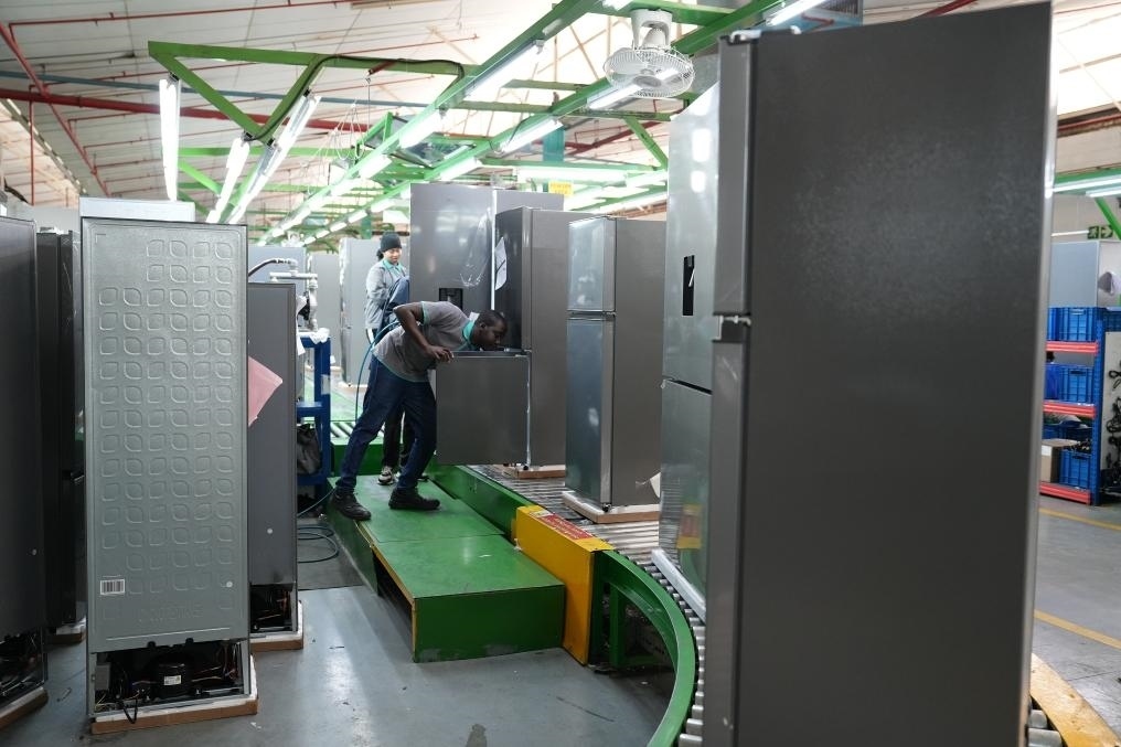 8月14日，在南非開(kāi)普敦，當(dāng)?shù)貑T工在海信南非工業(yè)園的冰箱生產(chǎn)線上工作。新華社記者王雷攝