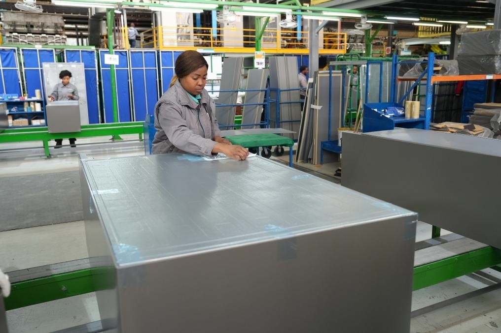 8月14日，在南非開(kāi)普敦，當(dāng)?shù)貑T工在海信南非工業(yè)園的冰箱生產(chǎn)線上工作。新華社記者王雷攝