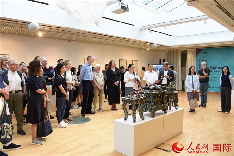 來(lái)賓參觀展覽作品。人民網(wǎng)記者 殷淼攝