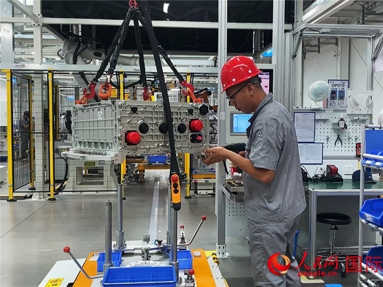 技術(shù)人員進(jìn)行系統(tǒng)化測試。人民網(wǎng)記者 于洋攝