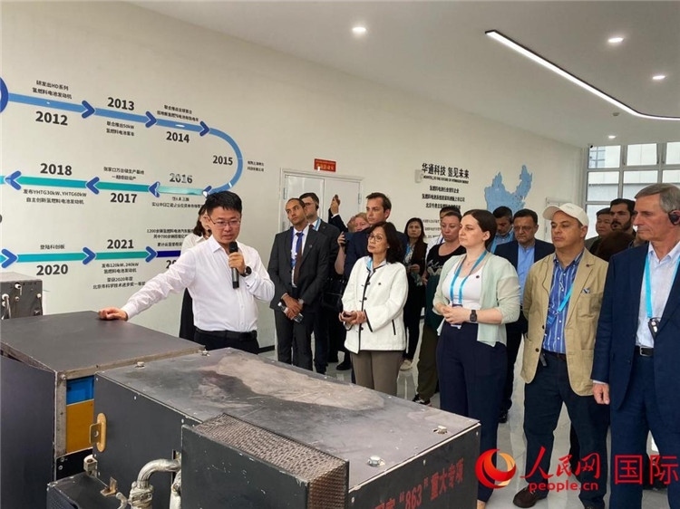 于民向駐華外交官和國際組織駐華代表介紹企業(yè)發(fā)展情況。人民網(wǎng) 宋歌攝