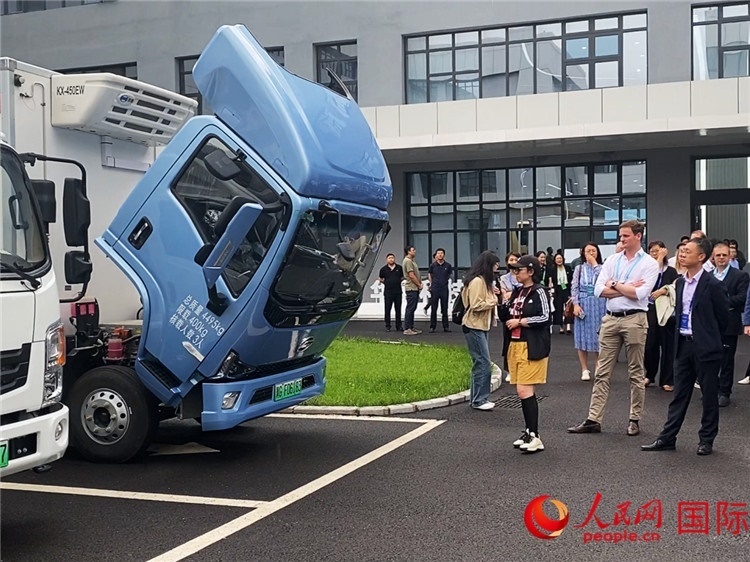 于民向駐華外交官和國際組織駐華代表介紹燃料電池車型。人民網(wǎng)記者 于洋攝