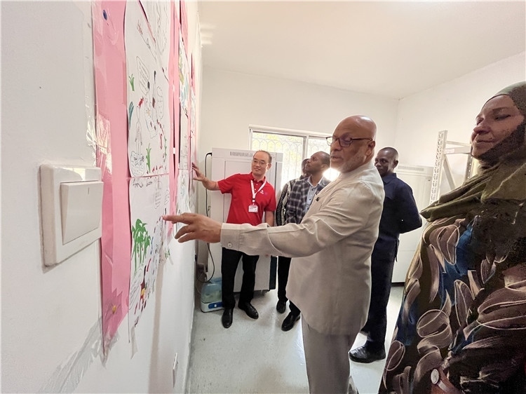 坦桑尼亞桑給巴爾衛(wèi)生部部長馬茲伊參觀科普室。專家組供圖