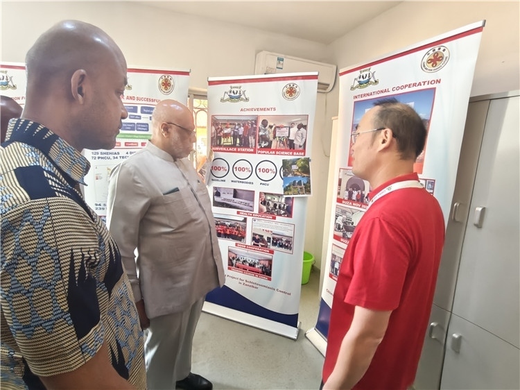 中方專家組組長黃玉政介紹項目進展。專家組供圖