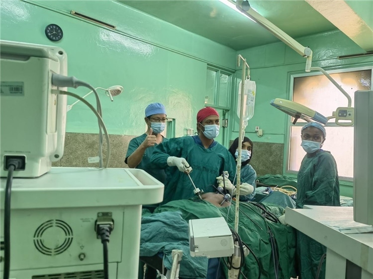 隊(duì)長蔣國慶（左一）關(guān)注當(dāng)?shù)蒯t(yī)生手術(shù)情況。中國援桑醫(yī)療隊(duì)供圖