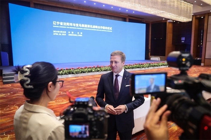 2024年4月26日，寶馬集團(tuán)董事長(zhǎng)齊普策在遼寧省沈陽(yáng)市與寶馬集團(tuán)深化戰(zhàn)略合作簽約儀式現(xiàn)場(chǎng)接受采訪。新華社記者潘昱龍攝