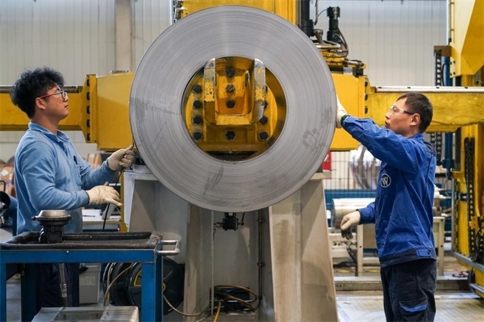 2023年3月16日，工人在位于太倉(cāng)市高新區(qū)的威爾斯新材料（太倉(cāng)）有限公司生產(chǎn)車(chē)間內(nèi)進(jìn)行加工作業(yè)。新華社記者李博攝