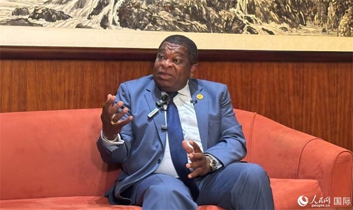 各國議會聯(lián)盟秘書長馬丁·純貢接受采訪。人民網(wǎng) 曹欣悅攝